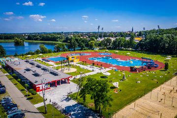 zdjęcie przedstawia miejskie kąpielisko 