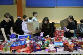Pakowanie paczek w ramach akcji Czapka Św. Mikołaja Młodziezowej Rady Miasta Rybnika