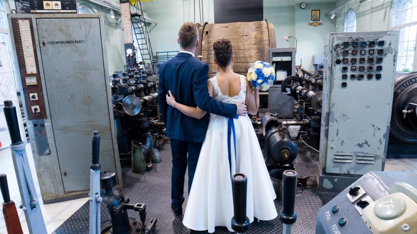 Industralne wnętrza Zabytkowej Kopalni Ignacy, na ich tle młoda para