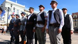 Inscenizacja historyczna grup rekonstrukcyjnych, odtwarzająca wydarzenia sprzed 100 lat, kiedy to na rybnickim rynku podpisane zostały dwa ważne dokumenty związane z przyłączeniem Śląska do Polski