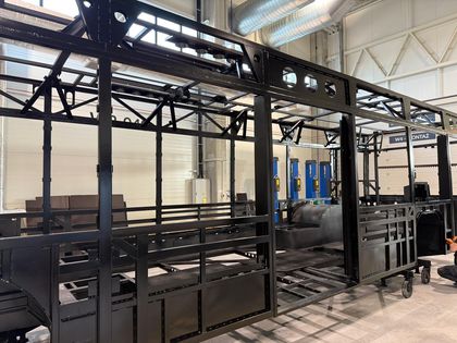 Autobus wodorów w hali produkcyjnej