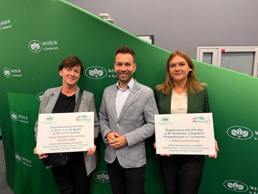 Zdjęcie przedstawia symboliczne wręczenie dofinansowania.