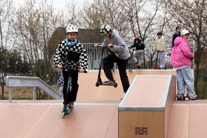 Dzieci zjeżdżające po rampie