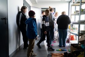 Grupa osób w pomieszczeniu kuchennym