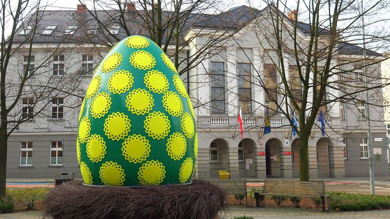 Dekoracje wielkanocne (zajączki, kwiaty, ptaszki) w przestrzeni miejskiej - na drzewach i budynkach