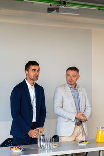 Zdjęcie przedstawia dwóch mężczyzn. 