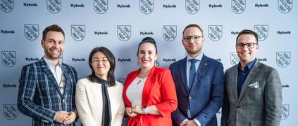 Zbiorowe zdjęcie przedstawicieli urzędu miasta Rybnika i firmy Fujitsu