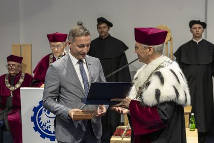 Prezydent Rybnika odbiera wyróżnienie nadane przez Senat Politechniki Śląskiej Miastu Rybnik - „Medal Politechniki Śląskiej” za działania na rzecz dobra wspólnego Uczelni i jej społeczności.