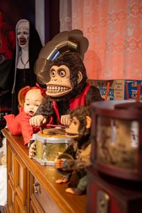 Zdjęcie przedstawia straszne lalki i akcesoria.