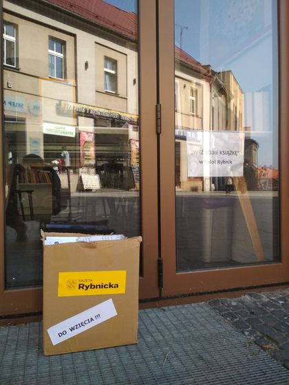 GR do wziecia fot.W.Troszka 3 Karton z egzemplarzami Gazety Rybnickiej przed witryną sklepową