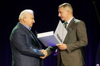 Zdjęcie przedstawia dwóch mężczyzn. jeden podaje drugiemu rękę i gratuluje. 
