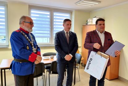 Prezydent Rybnika Piotr Kuczera przekazuje Stacji Pogotowia Ratunkowego w Rybniku pulsoksymetr stacjonarno-transportowy dzięki akcji Bractwa Kurkowego Miasta Rybnika.
