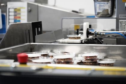 Spotkanie prezydenta Piotra Kuczery z pracownikami działającej w Rybniku firmy produkcyjnej CrispyFood- Toppers