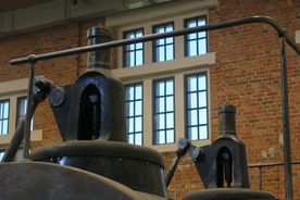 Zabytkowa kopalnia - elementy dawnej parowej maszyny wyciągowej szybu