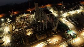 Budowa elektrowni z lotu ptaka nocą