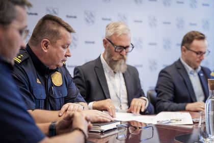 Uczestnicy konferencji prasowej siedzący przy stole 