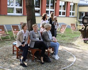 otwarcie zielonej strefy relaksu na terenie przyszkolnym