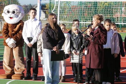osoby na boisku sportowym