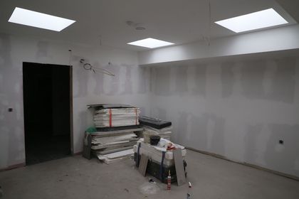 Niewykończone wnętrze budynku, na podłodze materiały budowlane