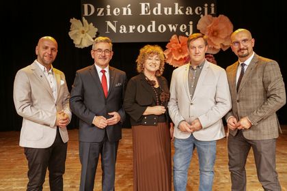 5 osób ustawionych do zdjęcia