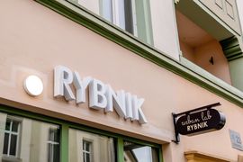 Zdjęcie przedstawia baner nad wejściem do Urban Labu w Rybniku.