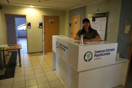 Wnętrza Centrum Zdrowia Psychicznego - recepcja wraz z rejestratorką