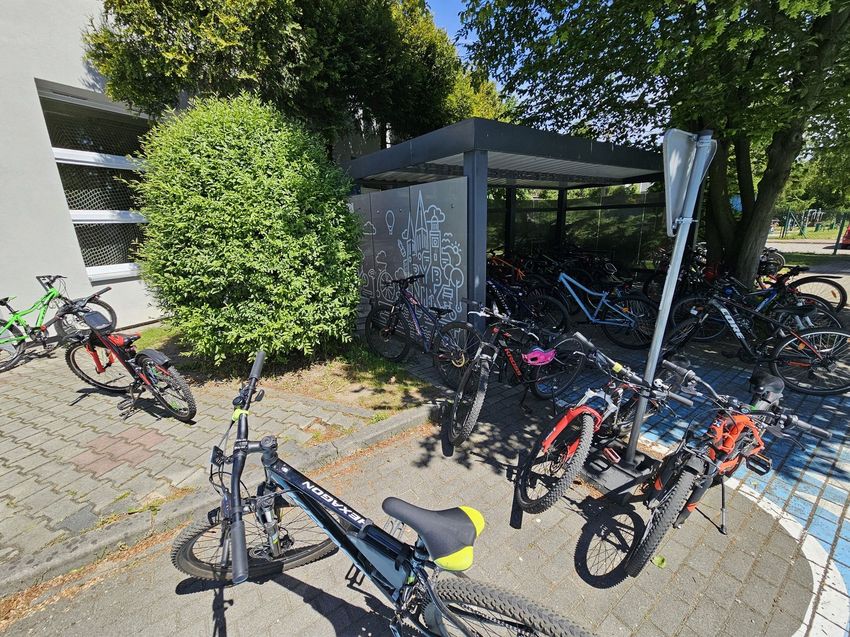 Rowery na placu szkolnym