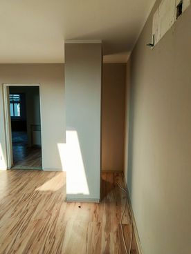 Zdjęcie przedstawia wnętrze pustego pokoju.
