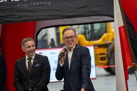 zdjęcie przedstawiające dwie osoby z których jedna przemawia