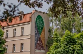 Uroczystość otwarcia muralu browarniczego na budynku kamienicy