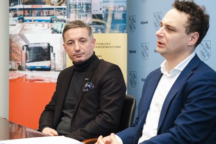 Podpisanie umowy na zakup 11 autobusów hybrydowych na konferencji prasowej: Piotr Kuczera – Prezydent Miasta Rybnika, Łukasz Kosobucki – Prezes spółki Komunikacja Miejska Rybnik Sp. z o.o.