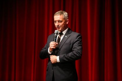 mężczyzna z mikrofonem