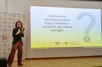 zdjęcie przemawiającej kobiety