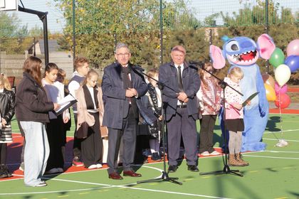 osoby na boisku sportowym
