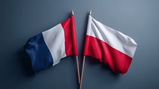 Zdjęcie przedstawia flagę Francuską oraz Polską
