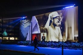 Wieczorny mapping na ścianie Galerii Sztuki Rzeczna