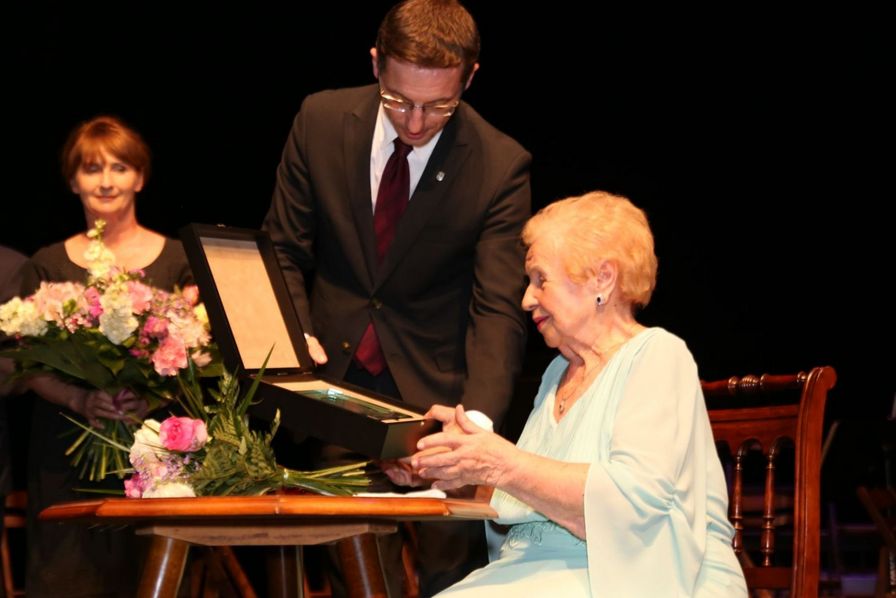 Wręczenie okolicznościowej statuetki