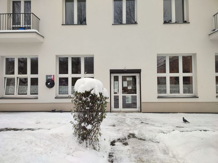 Defibrylator AED na ścianie budynku użyteczności publicznej w dzielnicy Boguszowice Osiedle. 