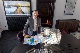 zdjęcie prezydenta przeglądającego prace