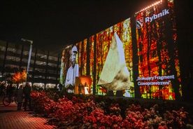 Wieczorny mapping na ścianie Galerii Sztuki Rzeczna