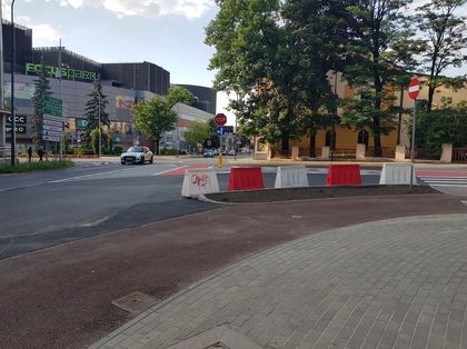 Fragment skrzyżowania w trakcie prac drogowych