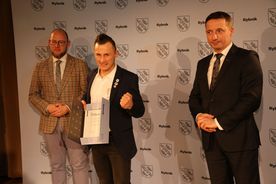 Sportowcy wyróżnieni za osiągnięcia w 2021 roku podczas uroczystej gali z udziałem władz miasta Rybnika. 