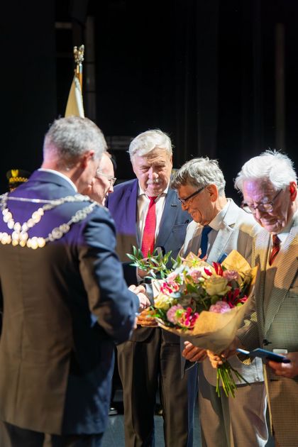 Honorowe Odznaczenia za Zasługi dla Województwa Śląskiego - ludzie na scenie