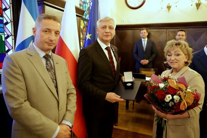 Wręczenie medalu Beneficii Grata Civitas Rybnik dla Januszowi Koperowi