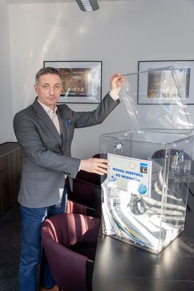 zdjęcie prezydenta przeglądającego prace