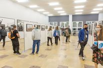 Sala wystawowa, w niech kilkanaście osób ogląda wystawy