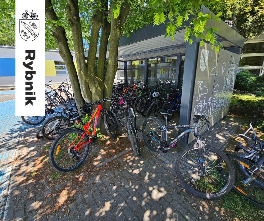 Rowery na placu szkolnym