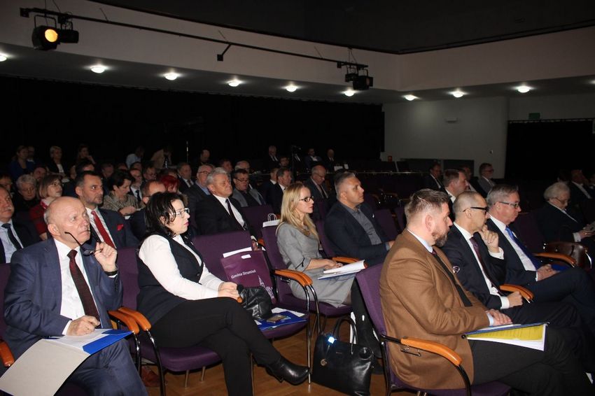 Ludzie siedzący na sali konferencyjnej
