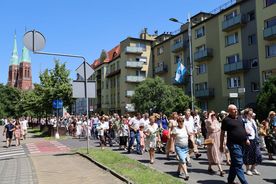 Procesja ulicami miasta z zabytkową figurą św. Antoniego