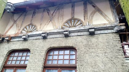 Dwa okna w ścianie starego budynku